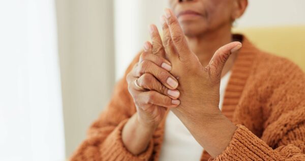 O dia 12 de outubro celebra a conscientização sobre a artrite reumatoide