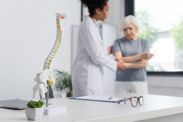 Osteoporose pode ser causada por vários fatores e é mais comum entre mulheres