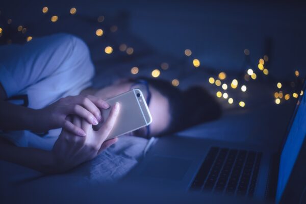 Uso excessivo de telas acende alerta para a saúde dos olhos