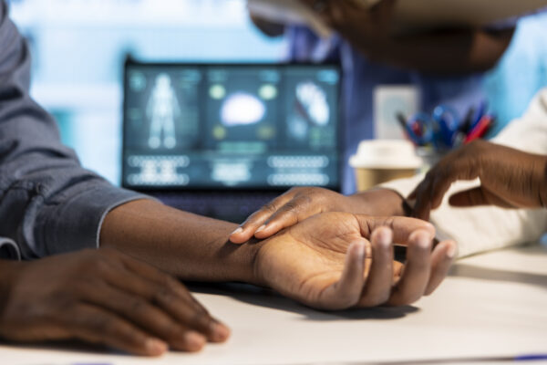 Síndrome do túnel do carpo causa dormência na mão, mas pode evoluir para quadro mais grave