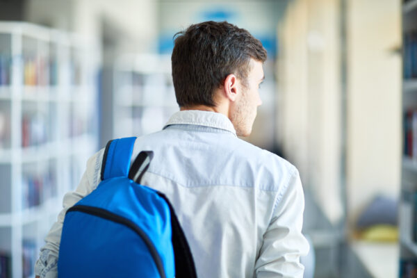 Postura ideal e melhores hábitos podem evitar dores e lesões ao carregar mochilas e bolsas
