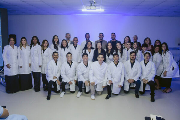 Cerimônia do Jaleco da Faculdade Tiradentes é marcada por emoção e simbolismo