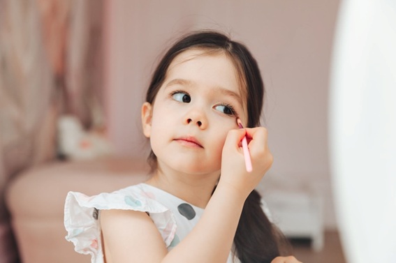 Sociedade Brasileira de Pediatria publica orientações para maquiagem em crianças