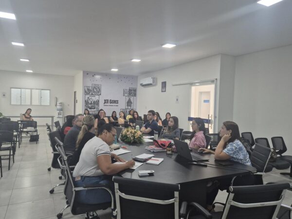 Alunos da Fits aprendem sobre óbito e saúde materno-infantil em visita à XII GERES