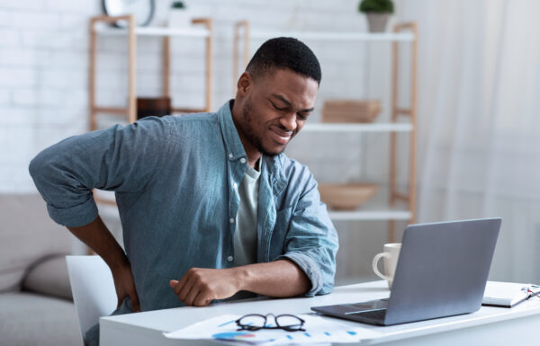 Ajustes simples de postura, pausas estratégicas e hábitos diários ajudam a manter a saúde no trabalho durante o home office